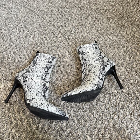 Steve Madden Sock Boots Ender Knit Stretch Pointed Boot Size 7 Gray White Black - Picture 2 of 9